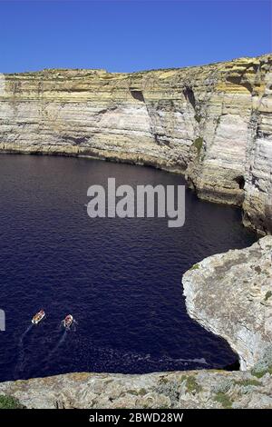 Malta Gozo Küstenklippen in der Dwejra Bay. Küstenklippen in der Bucht von Dwejra. Acantilados costeros en la bahía de Dwejra. Nadmorskie klify 馬耳他，戈佐島，在德韋拉灣的沿海懸崖 Stockfoto