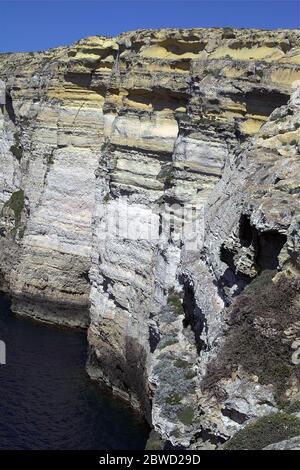 Malta Gozo Küstenklippen in der Dwejra Bay. Küstenklippen in der Bucht von Dwejra. Acantilados costeros en la bahía de Dwejra. Nadmorskie klify 馬耳他，戈佐島，在德韋拉灣的沿海懸崖 Stockfoto