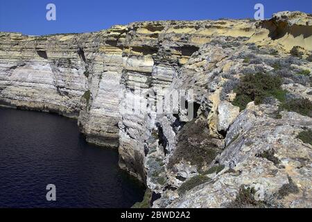 Malta Gozo Küstenklippen in der Dwejra Bay. Küstenklippen in der Bucht von Dwejra. Acantilados costeros en la bahía de Dwejra. Nadmorskie klify 馬耳他，戈佐島，在德韋拉灣的沿海懸崖 Stockfoto