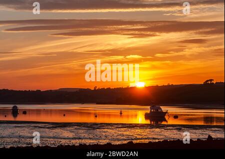 Courtmacsherry, West Cork, Irland. Mai 2020. Die Sonne geht über Courtmacsherry Harbour nach einem Tag Sonne und Temperaturen, die 27 Grad celsius in West Cork erreichten. Credit: AG News/Alamy Live News Stockfoto