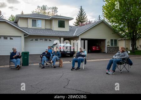 Vadnais Heights, Minnesota. Die Sekretärin liest das Protokoll bei der jährlichen Gemeindehaus-Versammlungsversammlung, während sie draußen die sichere Entfernung zum Ke praktiziert Stockfoto