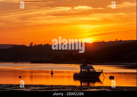 Courtmacsherry, West Cork, Irland. Mai 2020. Die Sonne geht über Courtmacsherry Harbour nach einem Tag Sonne und Temperaturen, die 27 Grad celsius in West Cork erreichten. Credit: AG News/Alamy Live News Stockfoto