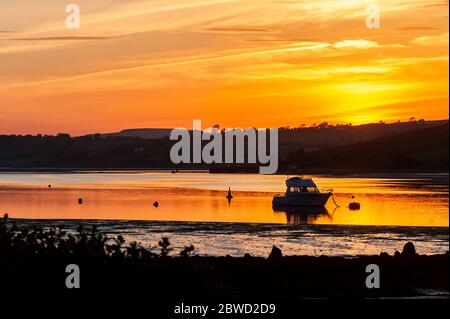 Courtmacsherry, West Cork, Irland. Mai 2020. Die Sonne geht über Courtmacsherry Harbour nach einem Tag Sonne und Temperaturen, die 27 Grad celsius in West Cork erreichten. Credit: AG News/Alamy Live News Stockfoto