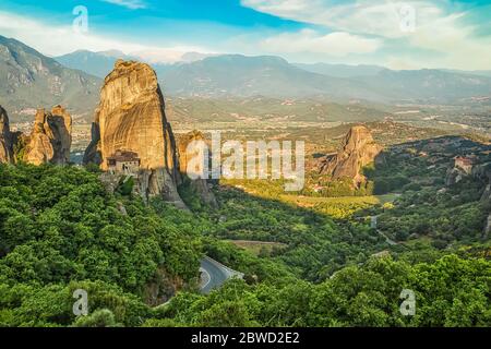 Panoramablick auf Felsen und Kloster in Meteora in Sonnenaufgang, Trikala Region, Griechenland. Stockfoto