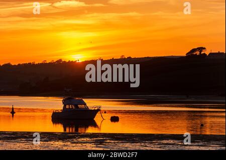 Courtmacsherry, West Cork, Irland. Mai 2020. Die Sonne geht über Courtmacsherry Harbour nach einem Tag Sonne und Temperaturen, die 27 Grad celsius in West Cork erreichten. Credit: AG News/Alamy Live News Stockfoto