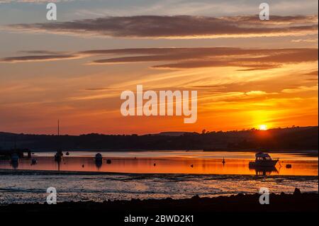 Courtmacsherry, West Cork, Irland. Mai 2020. Die Sonne geht über Courtmacsherry Harbour nach einem Tag Sonne und Temperaturen, die 27 Grad celsius in West Cork erreichten. Credit: AG News/Alamy Live News Stockfoto