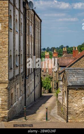 Blick vom Gipfel der mittelalterlichen gepflasterten Gentle Street in Frome, Somerset, Großbritannien, am 31. Mai 2020 Stockfoto