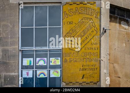 Werbung aus den 1930er Jahren für Kodak Verichrome Film, gemalt an der Straßenwand, wo sich am 31. Mai 2020 ein Geschäft in Frome, Somerset, Großbritannien, aufstellte Stockfoto
