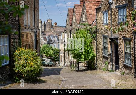 Blick auf die mittelalterliche gepflasterte Gentle Street in Frome, Somerset, Großbritannien am 31. Mai 2020 Stockfoto