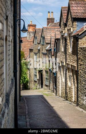 Blick vom Gipfel der mittelalterlichen gepflasterten Gentle Street in Frome, Somerset, Großbritannien, am 31. Mai 2020 Stockfoto