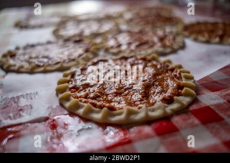 Blick von oben auf hausgemachte Pide, türkisches Fladenbrot mit Hackfleisch, Mini Pita Brot oder Mini türkische Pizza Stockfoto