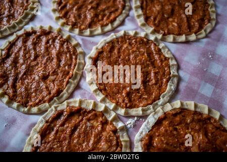 Blick von oben auf hausgemachte Pide, türkisches Fladenbrot mit Hackfleisch, Mini Pita Brot oder Mini türkische Pizza Stockfoto