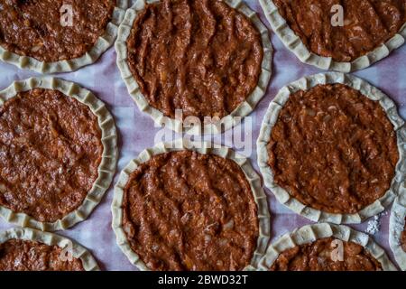 Blick von oben auf hausgemachte Pide, türkisches Fladenbrot mit Hackfleisch, Mini Pita Brot oder Mini türkische Pizza Stockfoto