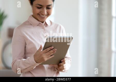 Lächelnde inderin mit einem digitalen Tablet. Stockfoto