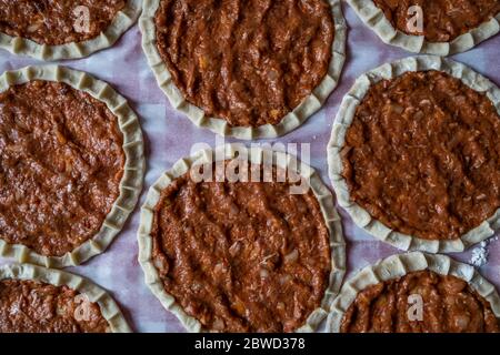 Blick von oben auf hausgemachte Pide, türkisches Fladenbrot mit Hackfleisch, Mini Pita Brot oder Mini türkische Pizza Stockfoto