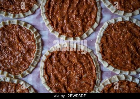 Blick von oben auf hausgemachte Pide, türkisches Fladenbrot mit Hackfleisch, Mini Pita Brot oder Mini türkische Pizza Stockfoto