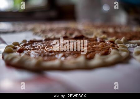 Blick von oben auf hausgemachte Pide, türkisches Fladenbrot mit Hackfleisch, Mini Pita Brot oder Mini türkische Pizza Stockfoto
