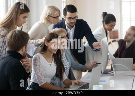 Lächelnd verschiedene Geschäftsleute arbeiten in kleinen Gruppen auf Projekt. Stockfoto