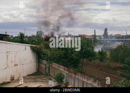 Rauch eines Brandes im Industriegebiet Stockfoto