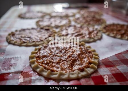 Blick von oben auf hausgemachte Pide, türkisches Fladenbrot mit Hackfleisch, Mini Pita Brot oder Mini türkische Pizza Stockfoto