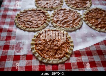 Blick von oben auf hausgemachte Pide, türkisches Fladenbrot mit Hackfleisch, Mini Pita Brot oder Mini türkische Pizza Stockfoto