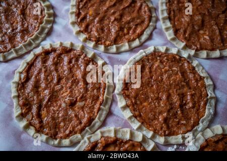 Blick von oben auf hausgemachte Pide, türkisches Fladenbrot mit Hackfleisch, Mini Pita Brot oder Mini türkische Pizza Stockfoto