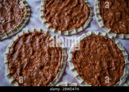 Blick von oben auf hausgemachte Pide, türkisches Fladenbrot mit Hackfleisch, Mini Pita Brot oder Mini türkische Pizza Stockfoto