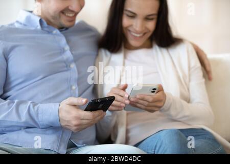 Nahaufnahme von jungen Paar mit Handy-Gadgets zusammen Stockfoto