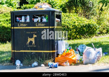 Überlaufendes Mülltonnen im Londoner Park Stockfoto