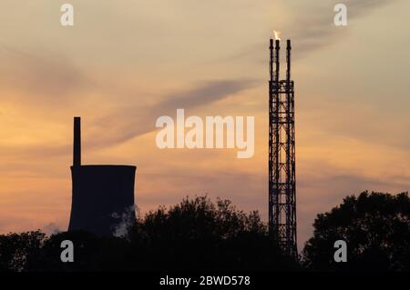 Flare Stack bei der Stanlow Ölraffinerie, Ellesmere Port Cheshire UK Petrochemikalien essar Energie fossiler Brennstoff Rohöl Energie Klimapreise Stockfoto