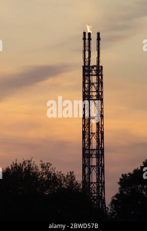 Flare Stack bei der Stanlow Ölraffinerie, Ellesmere Port Cheshire UK Petrochemikalien essar Energie fossiler Brennstoff Rohöl Energie Klimapreise Stockfoto