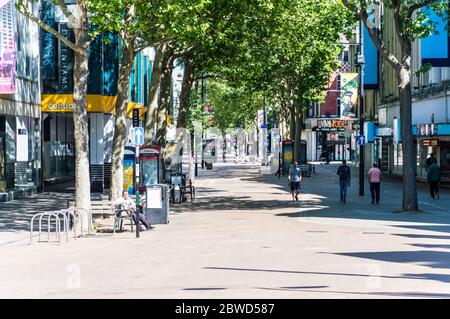 Weniger belebte Einkaufsstraße, da während der Coronavirus-Pandemie in Croydon, London, Großbritannien kein Einzelhandel geöffnet war Stockfoto