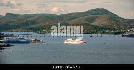 Derwent River mit zwei Kreuzfahrtschiffen Hobart Tasmania Australien Stockfoto