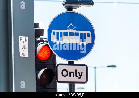 Tram ONLY Restriction Board in South London, Croydon, England, Großbritannien Stockfoto