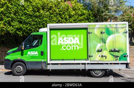 ASDA Lieferwagen auf der Straße Stockfoto