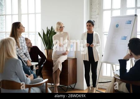 Junge konzentrierte indische weibliche Lautsprecher, die Präsentation. Stockfoto
