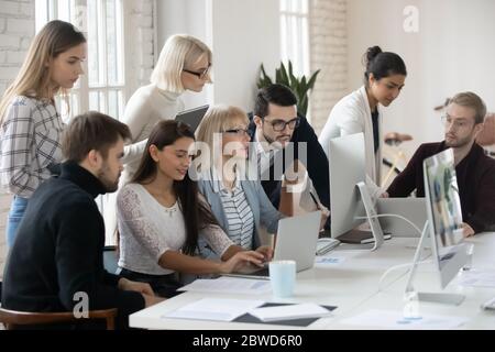 Mitarbeiter, die sich auf die Analyse von Finanzmarketingberichten konzentrieren. Stockfoto