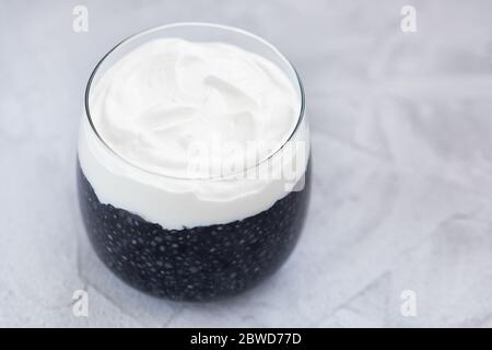 Schwarzer Chia Pudding mit Aktivkohle-Pulver Stockfoto