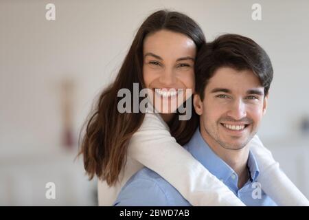 Portrait des glücklichen jungen Paares viel Spaß zu Hause Stockfoto