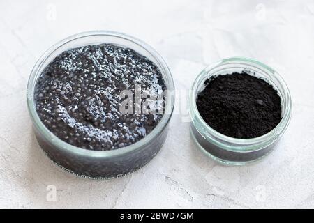 Schwarzer Chia Pudding mit Aktivkohle-Pulver Stockfoto