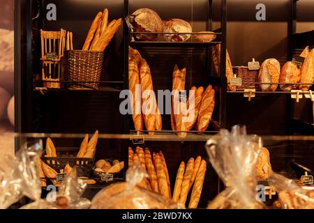 Selektiver Fokus von Baguettes und Brot auf Bäckerei-Schaufenster in Katalonien, Spanien Stockfoto