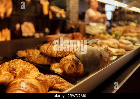 Selektiver Fokus auf leckere Croissants auf Bäckerei Schaufenster in Katalonien, Spanien Stockfoto