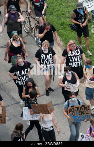 Austin, Texas, USA. Mai 2020. Protestierende marschieren die 12th Street in der Nähe des Texas Capitol entlang am zweiten Tag von Austin, TX Kundgebungen gegen Rassismus und die Polizeimorde von George Floyd letzte Woche. Eine offizielle Kundgebung wurde von den Organisatoren abgesagt, aber über 2,000 Texaner tauchten trotzdem auf, um Gewalt, Hass und Polizeibrutalität zu verurteilen. Kredit: Bob Daemmrich/ZUMA Wire/Alamy Live News Stockfoto