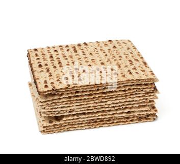Stapel gebackener Matzoh auf weißem Hintergrund isoliert. Pessah Feier Konzept, jüdischen Passah Feiertag. Stockfoto