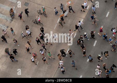 Austin, Texas, USA. Mai 2020. Protestierende marschieren die 12th Street in der Nähe des Texas Capitol entlang am zweiten Tag von Austin, TX Kundgebungen gegen Rassismus und die Polizeimorde von George Floyd letzte Woche. Eine offizielle Kundgebung wurde von den Organisatoren abgesagt, aber über 2,000 Texaner tauchten trotzdem auf, um Gewalt, Hass und Polizeibrutalität zu verurteilen. Kredit: Bob Daemmrich/ZUMA Wire/Alamy Live News Stockfoto