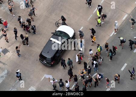 Austin, Texas, USA. Mai 2020. Am zweiten Tag der Kundgebungen gegen Rassismus und die Ermordung von George Floyd durch die Polizei in der vergangenen Woche blockieren Demonstranten kurz ein Polizeiauto im State Capitol. Eine offizielle Kundgebung wurde von den Organisatoren abgesagt, aber über 2,000 Texaner tauchten trotzdem auf, die Gewalt, Hass und Polizeibrutalität anprangerten. Kredit: Bob Daemmrich/ZUMA Wire/Alamy Live News Stockfoto