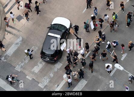 Austin, Texas, USA. Mai 2020. Am zweiten Tag der Kundgebungen gegen Rassismus und die Ermordung von George Floyd durch die Polizei in der vergangenen Woche blockieren Demonstranten kurz ein Polizeiauto im State Capitol. Eine offizielle Kundgebung wurde von den Organisatoren abgesagt, aber über 2,000 Texaner tauchten trotzdem auf, die Gewalt, Hass und Polizeibrutalität anprangerten. Kredit: Bob Daemmrich/ZUMA Wire/Alamy Live News Stockfoto