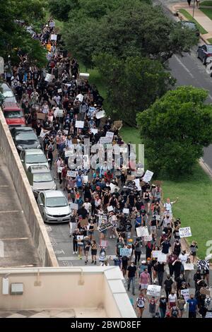 Austin, Texas, USA. Mai 2020. Protestierende marschieren die 12th Street in der Nähe des Texas Capitol entlang am zweiten Tag von Austin, TX Kundgebungen gegen Rassismus und die Polizeimorde von George Floyd letzte Woche. Eine offizielle Kundgebung wurde von den Organisatoren abgesagt, aber über 2,000 Texaner tauchten trotzdem auf, um Gewalt, Hass und Polizeibrutalität zu verurteilen. Kredit: Bob Daemmrich/ZUMA Wire/Alamy Live News Stockfoto