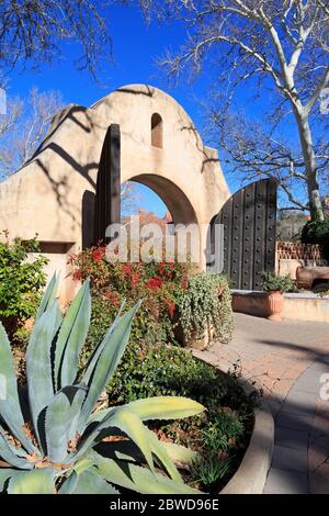 Tor zum Tlaquepaque Village, Sedona, Arizona, USA Stockfoto