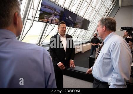 KENNEDY SPACE CENTER, USA - 30. Mai 2020 - Elon Musk, Chefingenieur von SpaceX, spricht mit dem NASA-Programm für Internationale Raumstation, Manager Kirk Shireman, Stockfoto